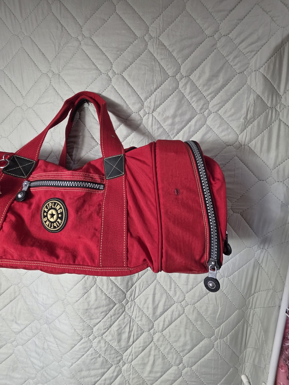 KIPLING VINTAGE LARGE RED CARRY ON DUFFLE & CROSSBODY BAG - Picture 2 of 14